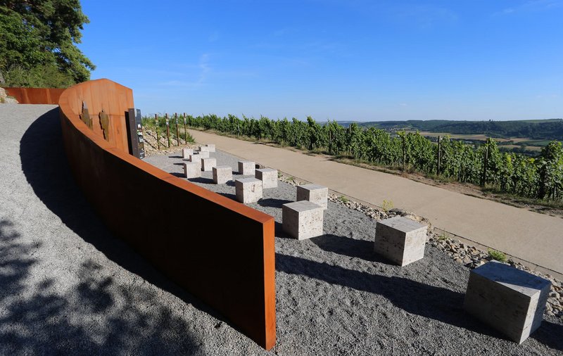 Sitzwürfel von hinten mit Blick auf die Weinberge.